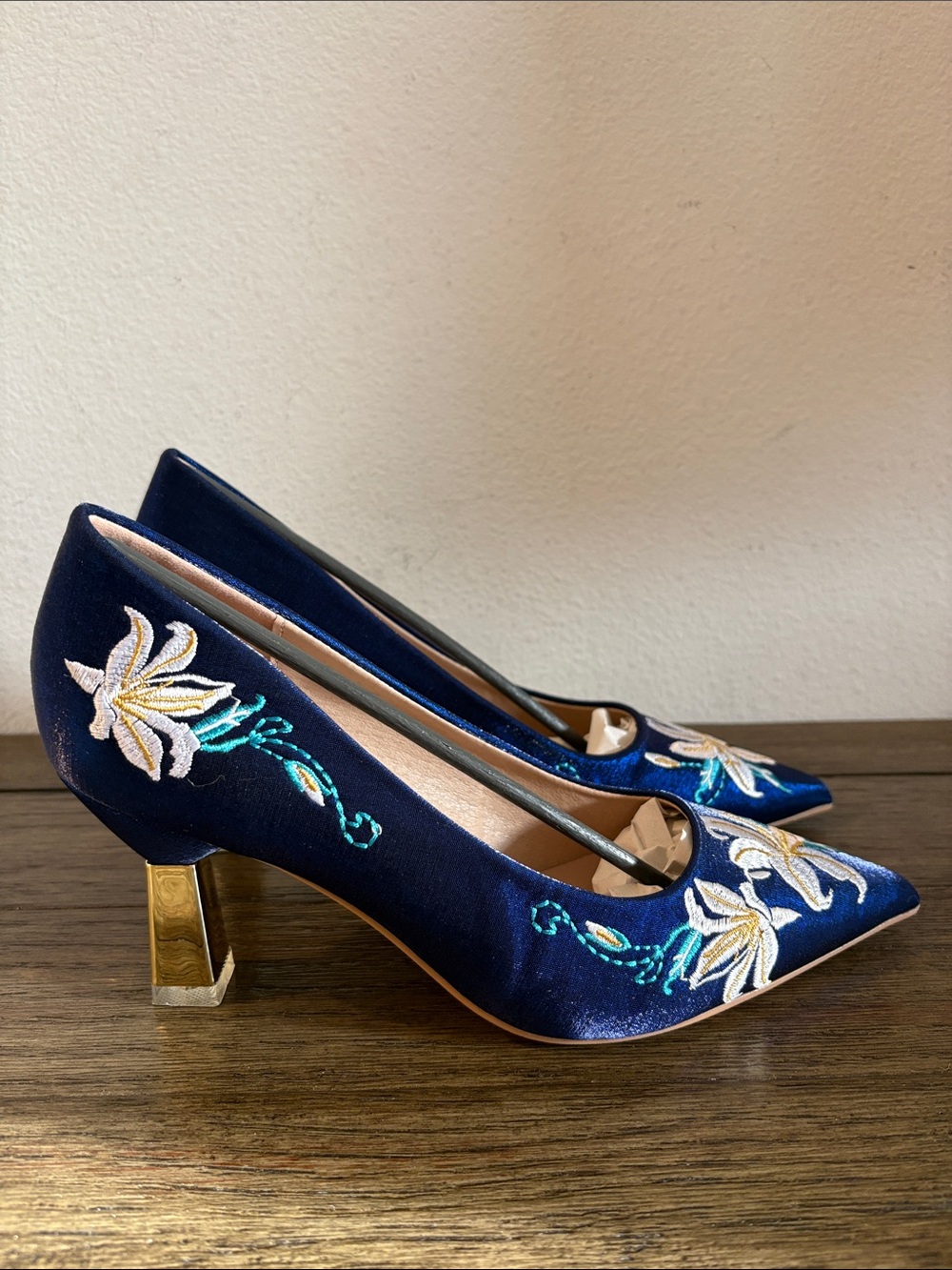 NEW [XCM] Floral Embroidered Pointed Heels Pumps Navy Satin Women’s EU 38, US 7 - Picture 5 of 14